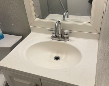 2200 Tabor Ct - Photo Thumbnail 10
