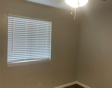 2200 Tabor Ct - Photo Thumbnail 12