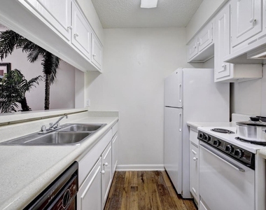 4539 Guadalupe St - Photo Thumbnail 12