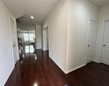 1248 Hyde Park Dr - Photo Thumbnail 3