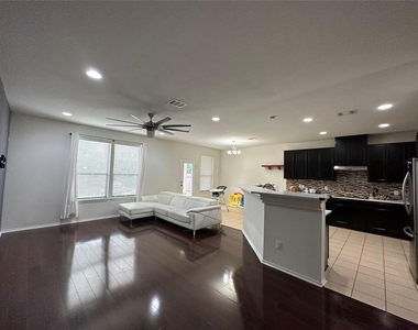 1248 Hyde Park Dr - Photo Thumbnail 7
