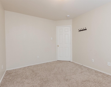 2122 Bluffstone Dr - Photo Thumbnail 17