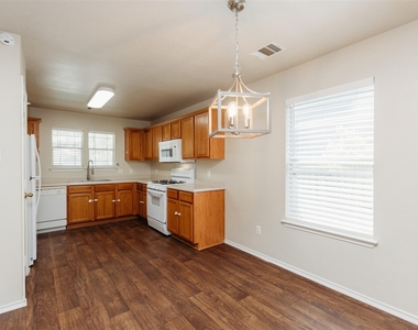 2122 Bluffstone Dr - Photo Thumbnail 10