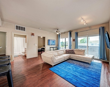 5117 N Lamar Blvd - Photo Thumbnail 3