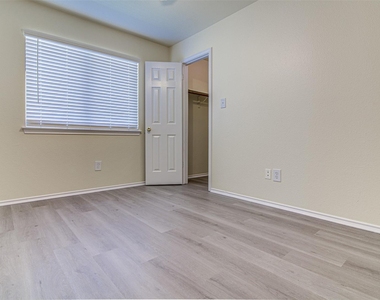 1604 Southwestern Trl - Photo Thumbnail 12