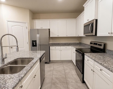 124 Pasadena Drive - Photo Thumbnail 3