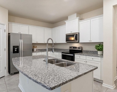 124 Pasadena Drive - Photo Thumbnail 4