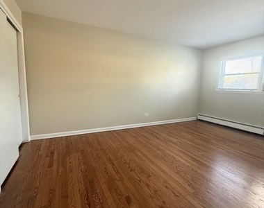 527 W Eastman Street - Photo Thumbnail 3