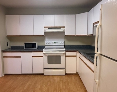 527 W Eastman Street - Photo Thumbnail 6