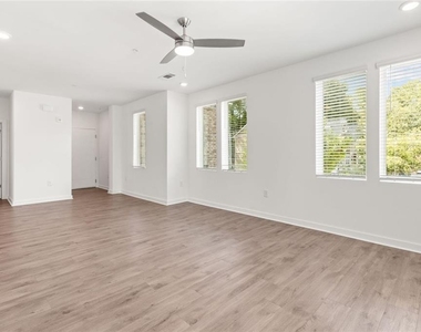 383 Grant Circle Se - Photo Thumbnail 3
