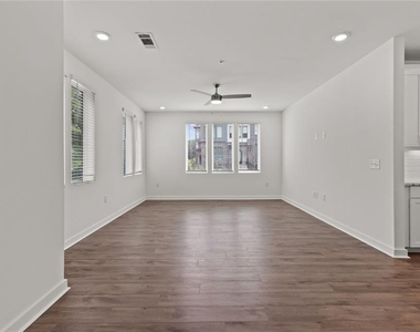 383 Grant Circle Se - Photo Thumbnail 2