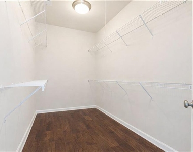 7826 Laurel Crest Drive - Photo Thumbnail 9