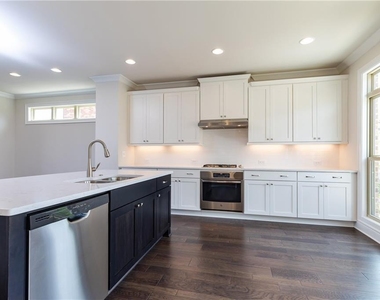 7826 Laurel Crest Drive - Photo Thumbnail 2