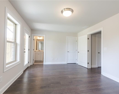 7826 Laurel Crest Drive - Photo Thumbnail 14
