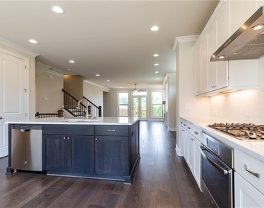 7826 Laurel Crest Drive - Photo Thumbnail 3