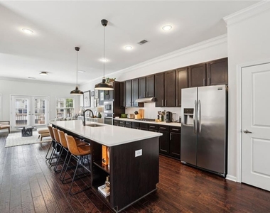 745 Fountainhead Lane Ne - Photo Thumbnail 8