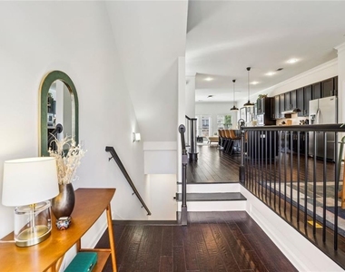 745 Fountainhead Lane Ne - Photo Thumbnail 4
