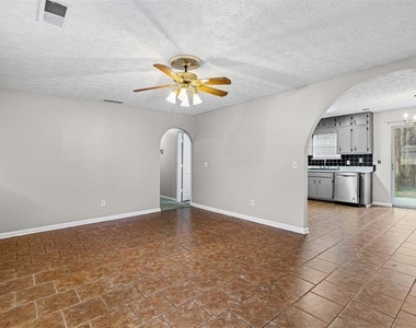 120 Woodcrest Drive - Photo Thumbnail 6