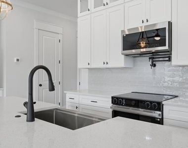 331 Orchid Street - Photo Thumbnail 7