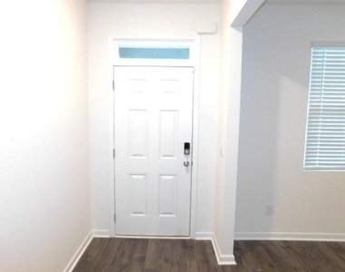3689 Chevington Court Se - Photo Thumbnail 4