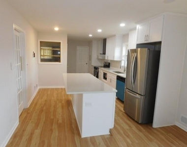 2407 Summerland Drive - Photo Thumbnail 9