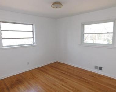 2407 Summerland Drive - Photo Thumbnail 16