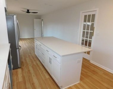 2407 Summerland Drive - Photo Thumbnail 7