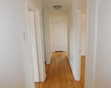 2407 Summerland Drive - Photo Thumbnail 12