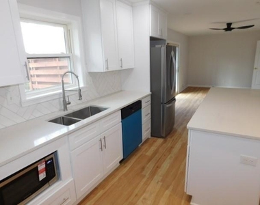 2407 Summerland Drive - Photo Thumbnail 6