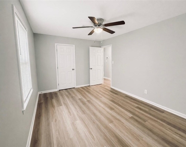 4311 E Paulding Drive - Photo Thumbnail 8