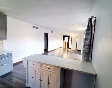 202 Highbury Drive - Photo Thumbnail 8