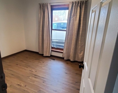 202 Highbury Drive - Photo Thumbnail 4