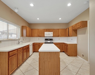 16423 Ash Point Lane - Photo Thumbnail 13