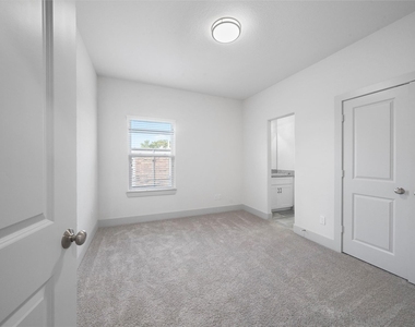 7242 Saint Augustine Street - Photo Thumbnail 10