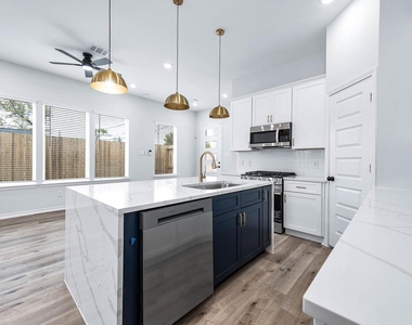 2716 Spence Street - Photo Thumbnail 10