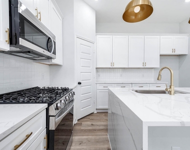 2716 Spence Street - Photo Thumbnail 8
