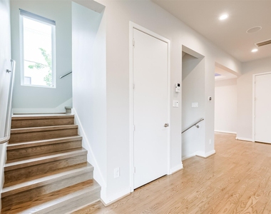 711 W Clay Street - Photo Thumbnail 25