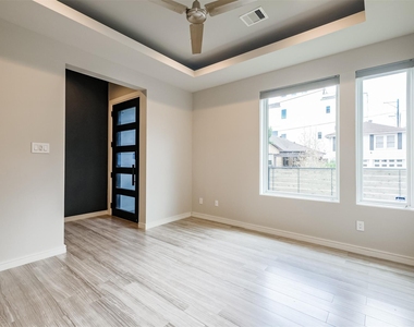 711 W Clay Street - Photo Thumbnail 5