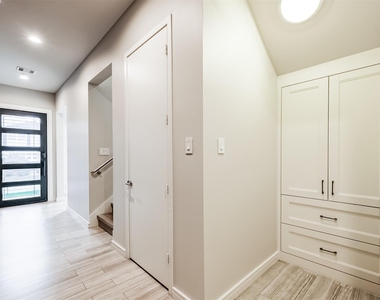 711 W Clay Street - Photo Thumbnail 7