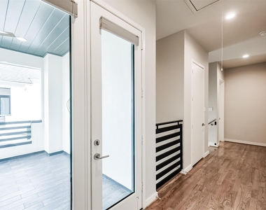 711 W Clay Street - Photo Thumbnail 26