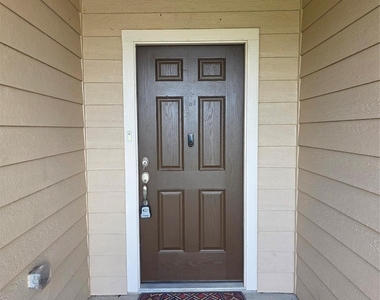 723 Crystal Lakes Drive - Photo Thumbnail 3