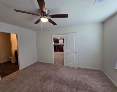 723 Crystal Lakes Drive - Photo Thumbnail 20