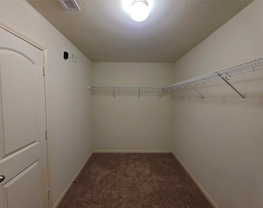 723 Crystal Lakes Drive - Photo Thumbnail 26