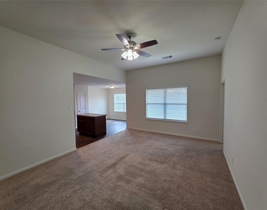 723 Crystal Lakes Drive - Photo Thumbnail 6