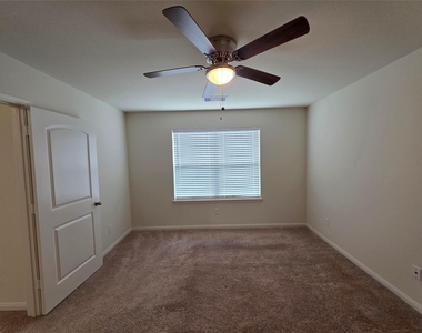 723 Crystal Lakes Drive - Photo Thumbnail 17