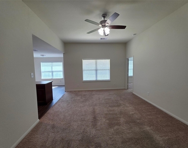 723 Crystal Lakes Drive - Photo Thumbnail 5