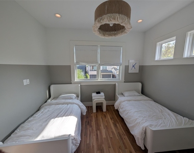 709 E 13th Street - Photo Thumbnail 33