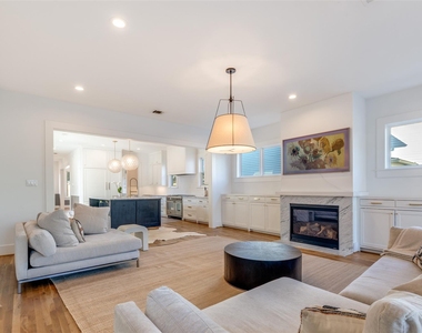 709 E 13th Street - Photo Thumbnail 16