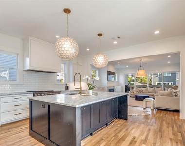 709 E 13th Street - Photo Thumbnail 10