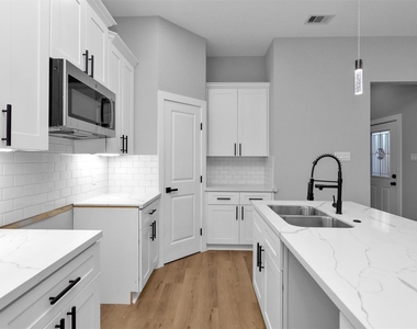6918 Dumble Street - Photo Thumbnail 12